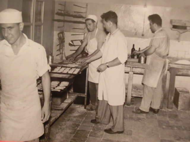 סבא נחום (ננדי) אסטרייכר, שני מימין, במאפייה במחנה-יהודה. תחילת שנות ה-50