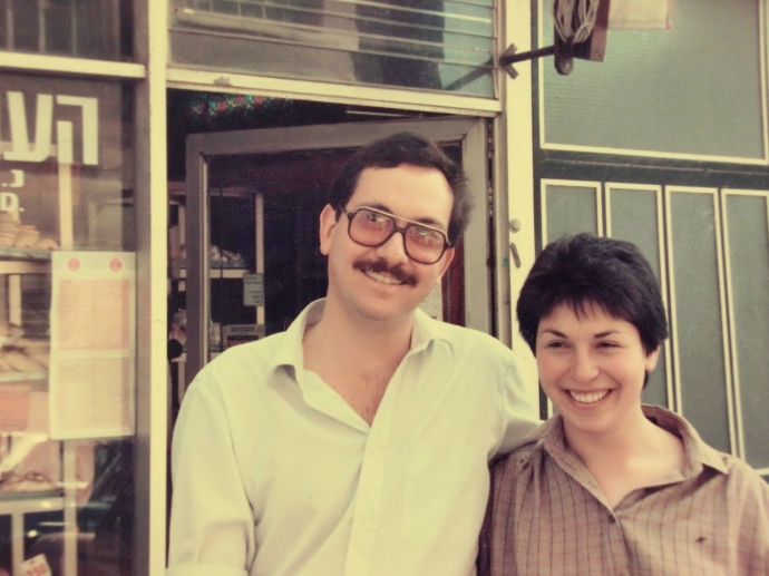 בחזית בניין הקפה. הזוג הטרי תמרה (לבית בל) ויגאל אסטרייכר. מחוץ לפריים, בעגלה - אני, נועה אסטרייכר. 1984