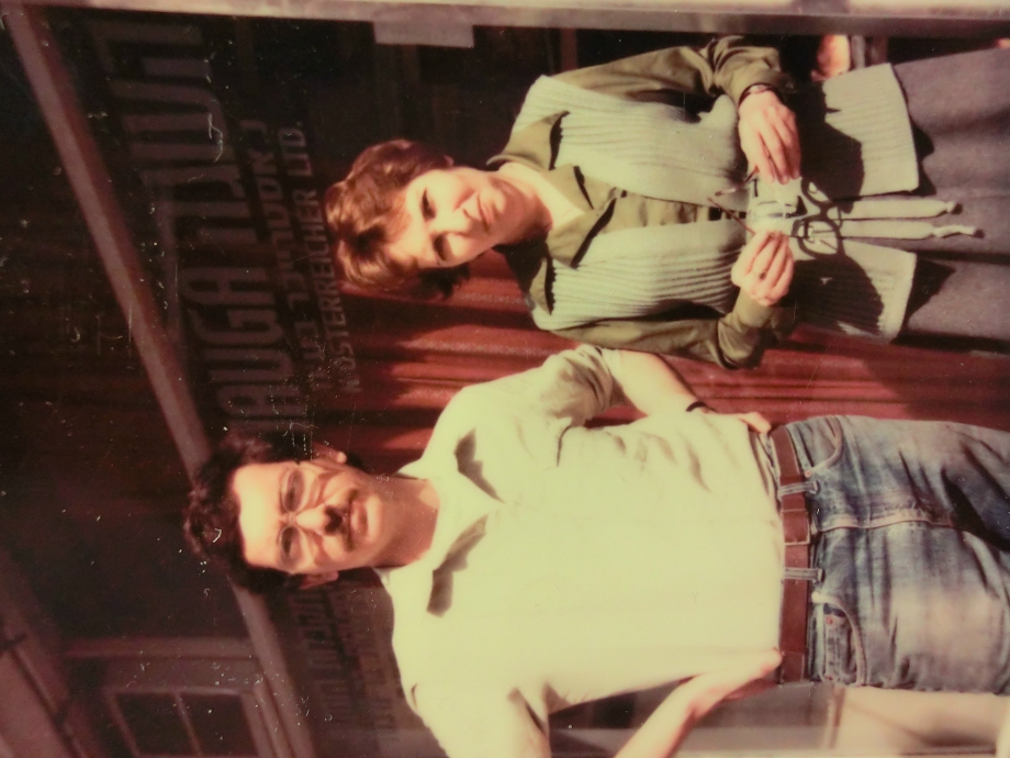 אולגה אסטרייכר ובנה, יגאל אסטרייכר, מחוץ לבית הקפה, סוף שנות ה-70 (אחרי פטירתו של ננדי)